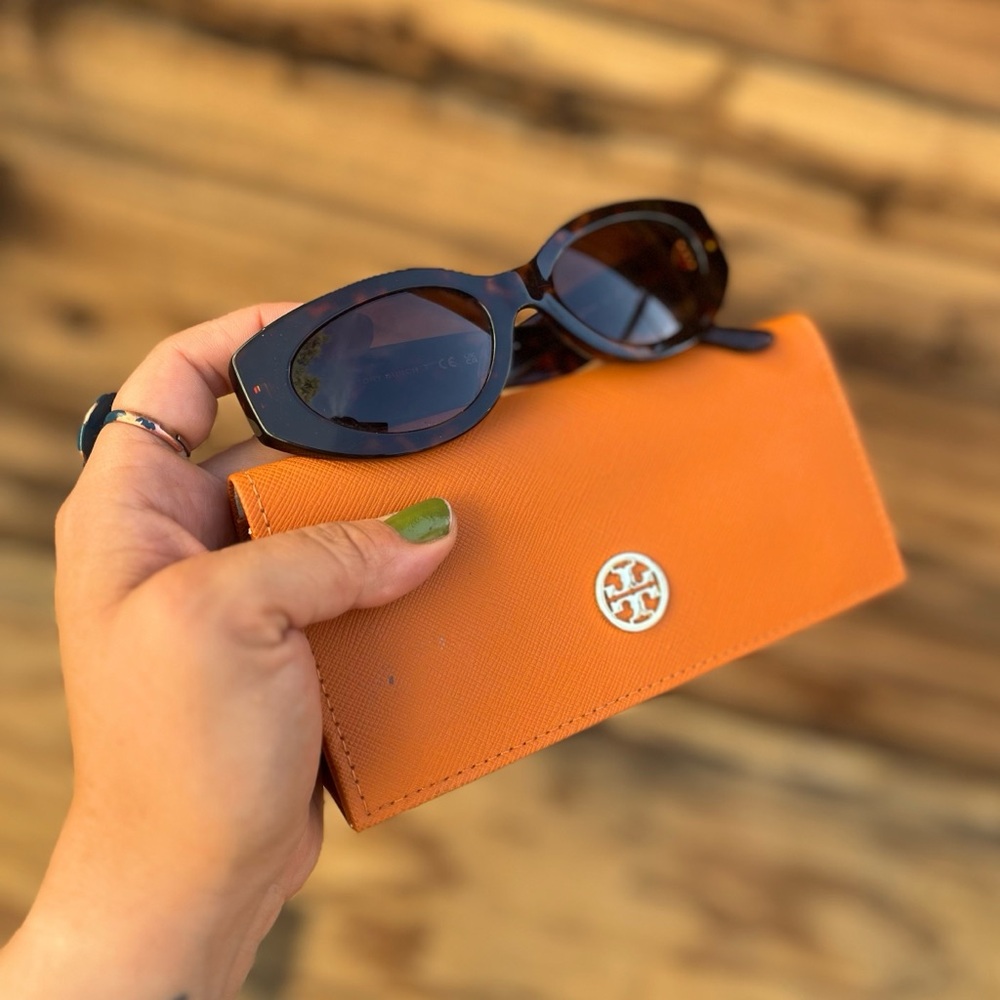 TORY BURCH | Cat Eye Sunglasses W/ Case
